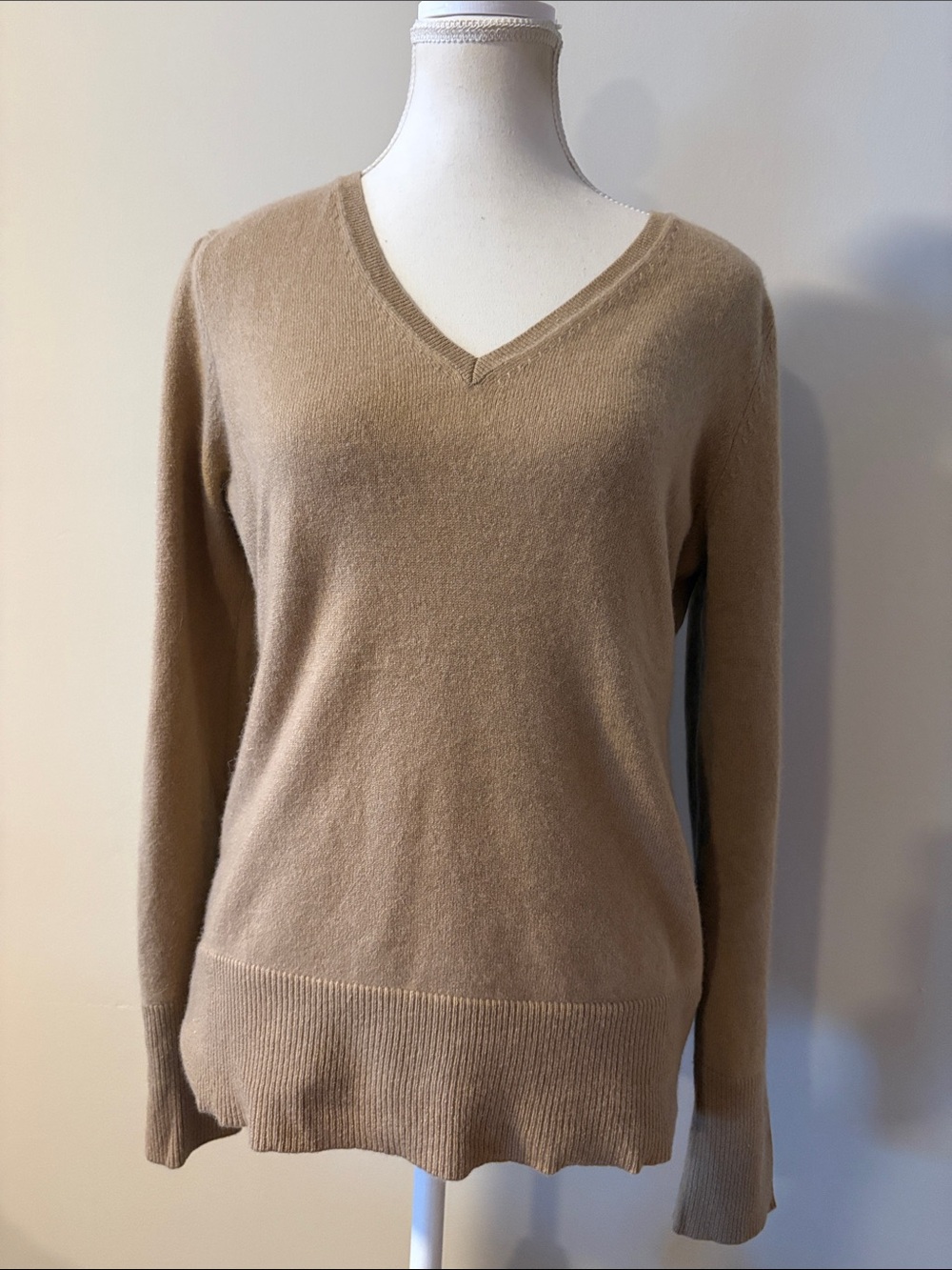 Victor Alfaro V-Neck 100% Cashmere Pullover Sweater in Camel Brown. Size Large